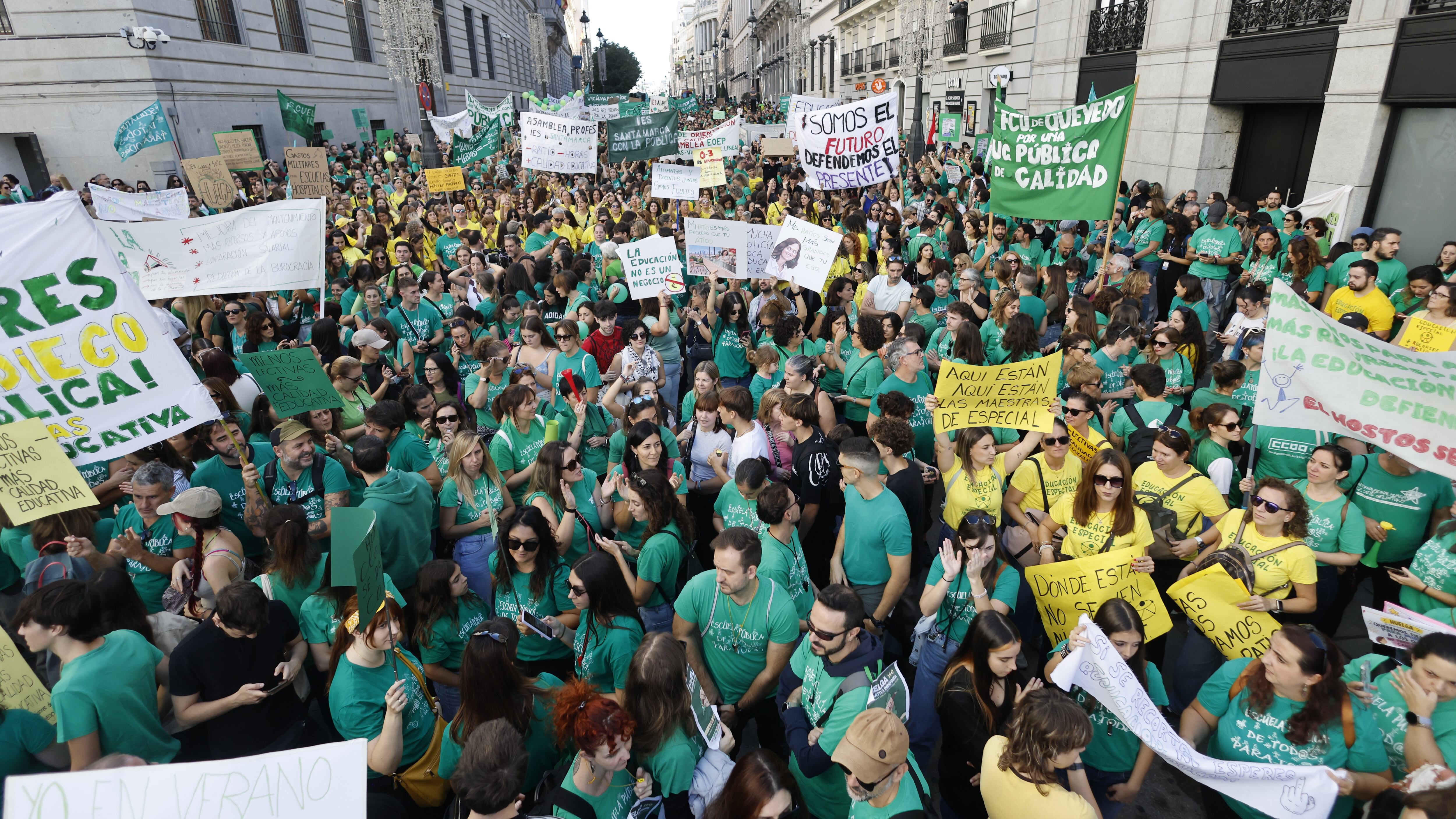 Alto seguimiento, cánticos contra Ayuso y cargas en la primera jornada de huelga del profesorado en Madrid