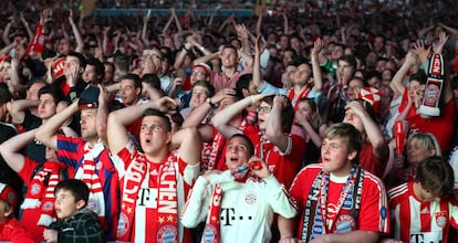 Aficionados del Bayern reaccionan al marcar Drogba el penalti.