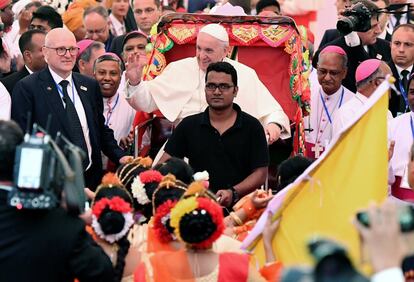 El papa Francisco llega montado en "rickshaw" a una reunión ecuménica e interreligiosa por la paz en el jardín del Arzobispado en Dacca (Bangladés).