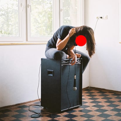 Imagen de interior del libro 'Hasta aquí todo va bien' (Candaya), de Estela Sanchis, referente a uno de los personajes: "Sarah M. H., música de jazz y artista sonora, en la residencia artística Kpal de Zalaegerszeg (Hungría), en agosto de 2019".