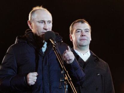 Putin y Medv&eacute;dev, en Mosc&uacute;, tras conocerse los resultados. 