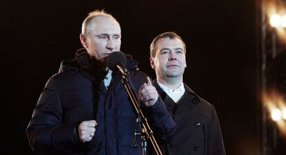 Putin y Medv&eacute;dev, en Mosc&uacute;, tras conocerse los resultados. 