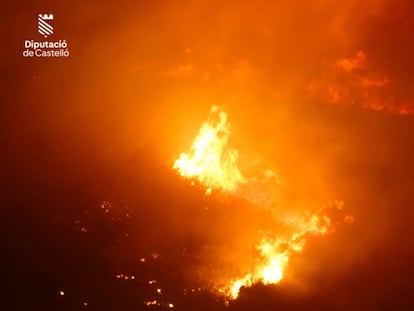 Los vecinos de Gátova, en Valencia, son evacuados por el incendio forestal de Segorbe