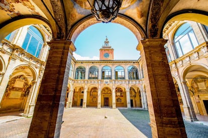 El Archiginnasio, uno de los palacios más importantes de la ciudad y sede de la Biblioteca Comunal.