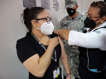 Una mujer recibe la vacuna contra el coronavirus en un centro médico en Culiacán, Sinaloa.