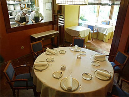 Comedor con vistas a la cocina del Celler de Can Roca, un dos estrellas en la guía Michelin.