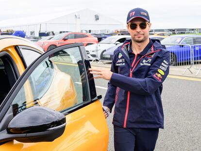 El piloto mexicano Checo Pérez a su llegada a Silverstone, en el Gran Premio de Gran Bretaña.