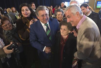 El candidato del PP Javier Arenas saluda a una mujer en Dos Hermanas que pidió expresamente fotografiarse con el candidato porque le hacía "mucha ilusión".