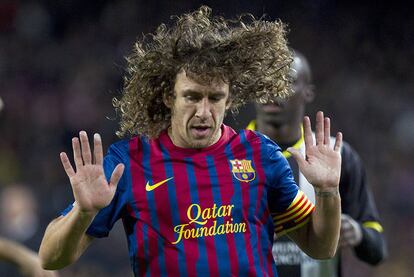 El capitán del Barcelona, Carles Puyol, se tuvo que retirar lesionado en el primer tiempo.