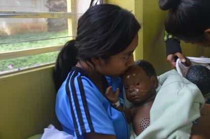 Algunos adolescentes generan sentimientos de amor hacia el bebé electrónico al igual que si fuera uno real e incluso llegan a llorar cuando deben devolverlo tras dos o tres días de convivencia.