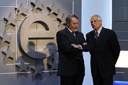 Los candidatos del PP y del PSOE al Parlamento Europeo, Jaime Mayor y José Borrell, respectivamente, antes de comenzar el debate.
