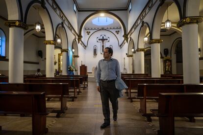 Freddy Leonardo Franco, visita la iglesia que frecuentaba de joven en Manizales, Colombia
