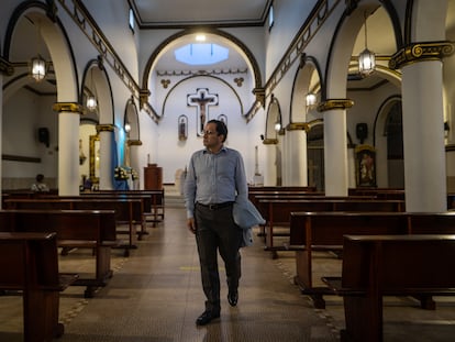 Freddy Leonardo Franco, visita la iglesia que frecuentaba de joven en Manizales, Colombia