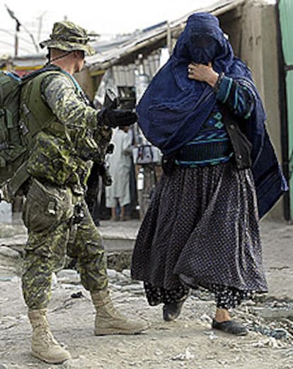 Un soldado canadiense patrulla en las calles de Kabul el pasado agosto.