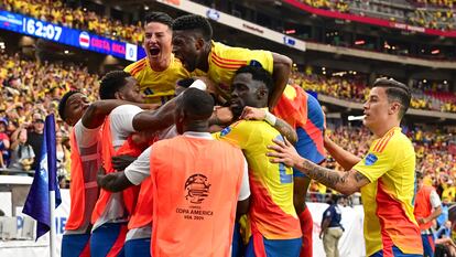 Los jugadores de la selección de Colombia celebran un gol frente a Costa Rica, en la Copa América.
