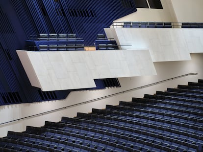 Detalle de una de las salas del renovado Finlandia Hall en Helsinki, diseñado originalmente por los Aalto en los años setenta.