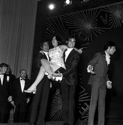 La cantante Massiel, ganadora del Festival de Eurovisión, en brazos de Manolo de la Calva y Ramón Arcusa, autores de la canción 'La, La, La', en Londres, el 6 de abril de 1968.