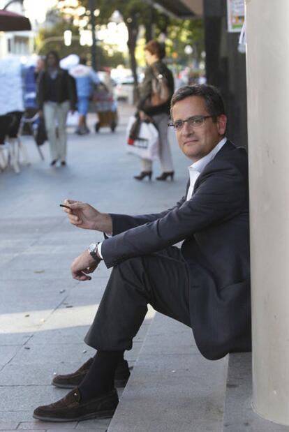 "No hay foto más tranquila que una fumándose un puro en la calle". Sin escoltas, Antonio Basagoiti salió ayer del edificio que acoge la sede de su partido en Bilbao, se sentó en los escalones y encendió uno de sus habituales puritos.