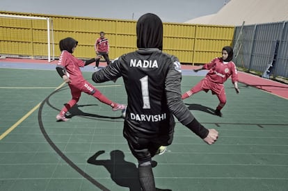 La mayoría de las jugadoras de fútbol son estudiantes de secundaria o  universitarias y pertenecen a familias de clase social media y alta. En  Kabul existen 16 equipos de fútbol y en 2013 se celebré el primer campeonato femenino. La entrada al campo solo estuvo permitida a los familiares de las futbolistas.