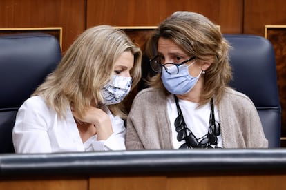 Las vicepresidentas Yolanda Díaz y Teresa Ribera, este miércoles en el Congreso.