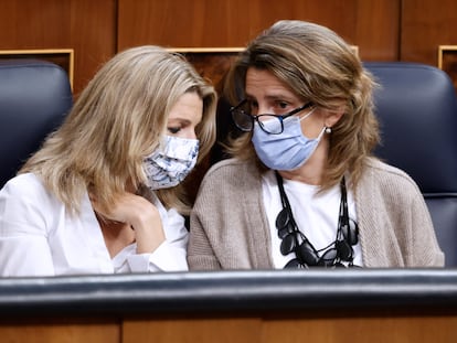 Las vicepresidentas Yolanda Díaz y Teresa Ribera, este miércoles en el Congreso.