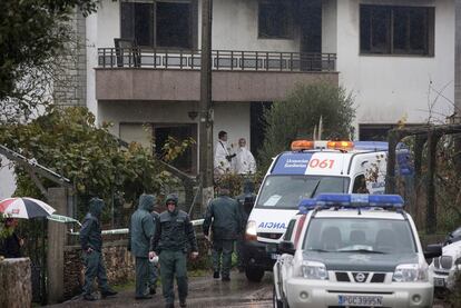 Investigadores y personal sanitario, ayer en el entorno de la vivienda donde ocurrieron los hechos, en la parroquia de Barcia, en Lalín.