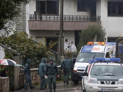 Investigadores y personal sanitario, ayer en el entorno de la vivienda donde ocurrieron los hechos, en la parroquia de Barcia, en Lalín.