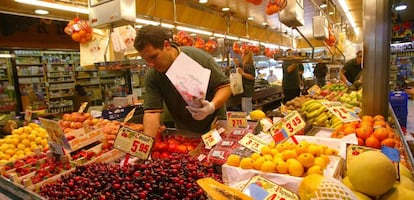 Fruter&iacute;a en un mercado en el centro de Madrid.