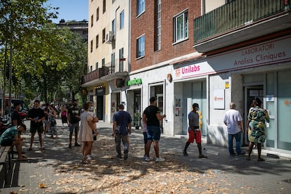 Cola en las puertas del laboratorio UNilabs en la avenida Meridiana donde realizan pruebas de antígenos y PCR para la detección de la covid-19.