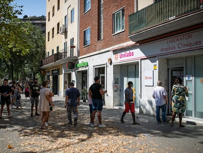 Cola en las puertas del laboratorio UNilabs en la avenida Meridiana donde realizan pruebas de antígenos  y PCR para la detección de la covid-19.