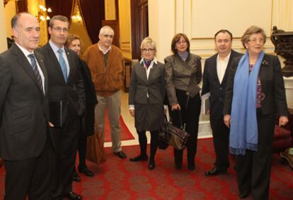 Blanca Urgell (tercera por la derecha), el rector de la UPV, Iñaki Goirizelaia, y el diputado general, Markel Olano (primero y segundo por la izquierda, respectivamente), ayer antes de presentar las Obras Completas de Koldo Mitxelena.