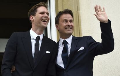 Los recién casados saludan tras la boda.