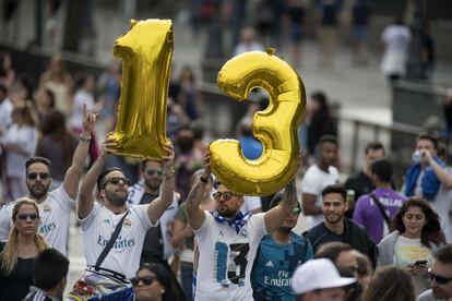 Seguidores del Real Madrid celebran la victoria de su equipo en la plaza de Cibeles de Madrid.