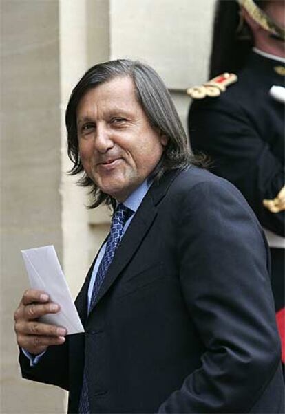 Ilie Nastase, a la entrada de su hotel en París.