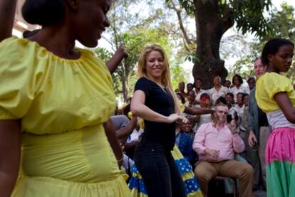 La cantante Shakira baila con unas estudiantes del instituto Elie Dubois, en Haití.