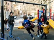 Marta Gómez y Julia Garrote en un parque del barrio de San Millán (Segovia).