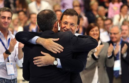 Mariano Rajoy y Francisco Camps (de espaldas) se abrazan en la clausura del 12º Congreso Regional del PPCV, en Valencia, en 2008.