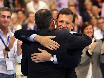Mariano Rajoy y Francisco Camps (de espaldas) se abrazan en la clausura del 12º Congreso Regional del PPCV, en Valencia, en 2008.