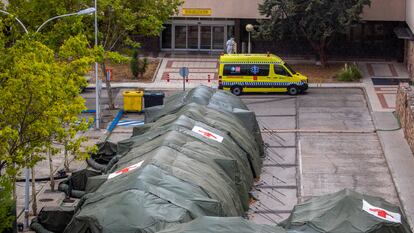 El hospital de campaña instalado fuera del Gomez Ulla en Madrid
