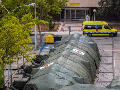 El hospital de campaña instalado fuera del Gomez Ulla en Madrid