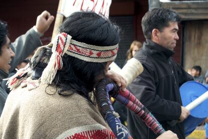 Un hombre mapuche huilliche, descendiente de los pueblos originarios del sur de Chile, toca la trutruca durante una protesta. El instrumento con un sonido estridente y grave se utiliza como grito de guerra, para comunicarse a distancia y para acompañar actividades sociales y religiosas del pueblo mapuche.
