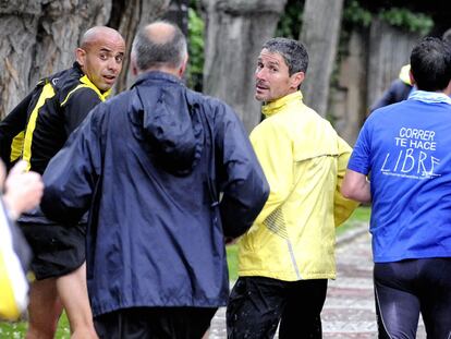 Martín Fiz (de amarillo) llega a Vitoria junto a presos y empleados de las cárceles de Nanclares de la Oca y Alcalá.