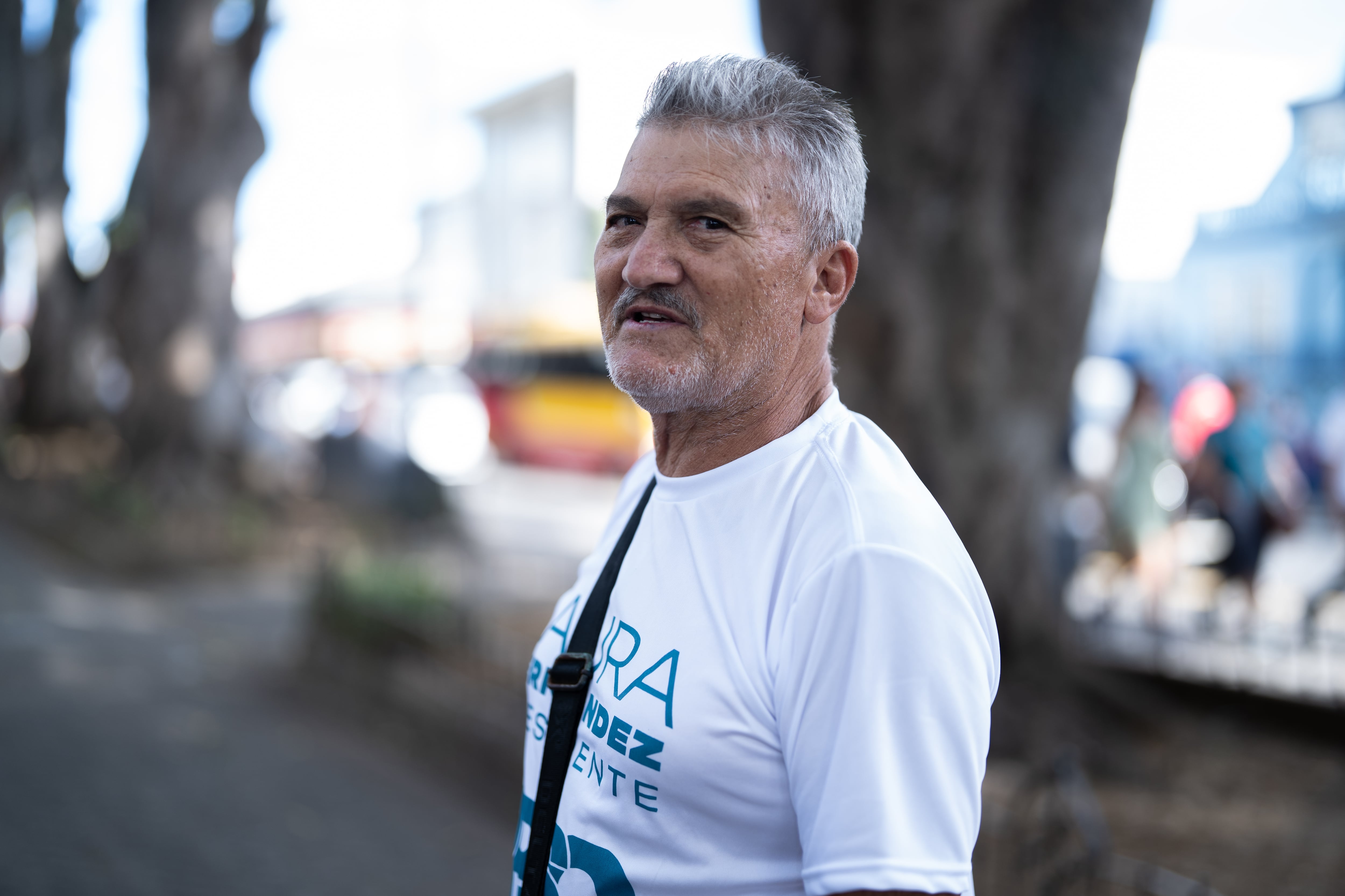 Freddy Ramírez Mora, simpatizante del partido Pueblo Soberano, en el parque central de Alajuela.