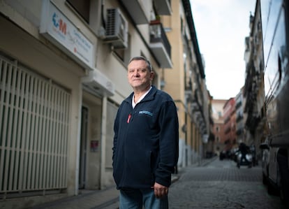 El médico Javier Torres, el miércoles ante su centro de salud en Malasaña.