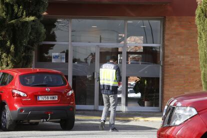 La Policia Nacional va engegar una operació anticorrupció a tot l'Estat que va comportar la detenció de dos alts càrrecs del cos de Bombers de la Generalitat. Se'ls acusa d'irregularitats en la contractació de mitjans aeris.