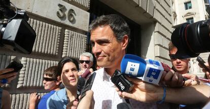 Pedro Sánchez llega esta mañana a la reunión del Grupo Socialista.
