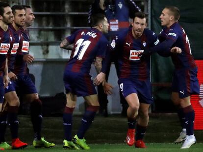 Los jugadores del Eibar celebran un gol.