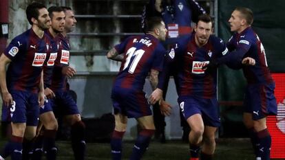 Los jugadores del Eibar celebran un gol.