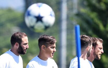 Higua&iacute;n, Dybala y Marchisio en un entrenamiento.