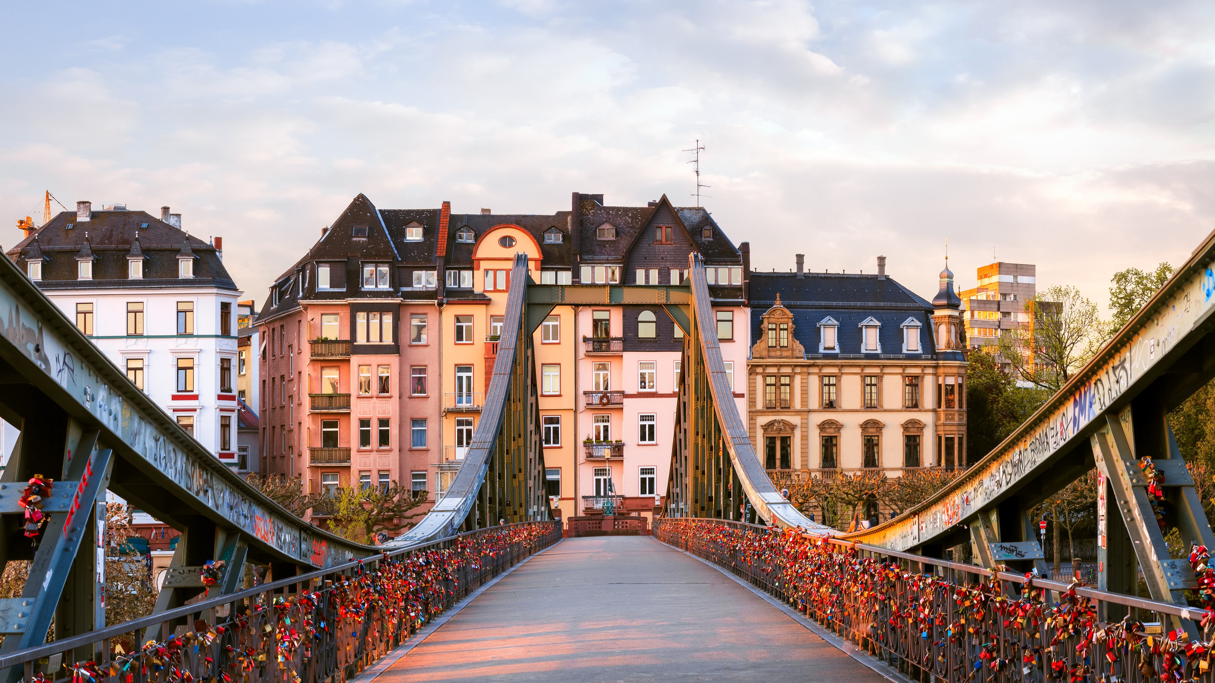 Eiserner Steg, el puente de hierro de Fráncfort, repleto de candados.